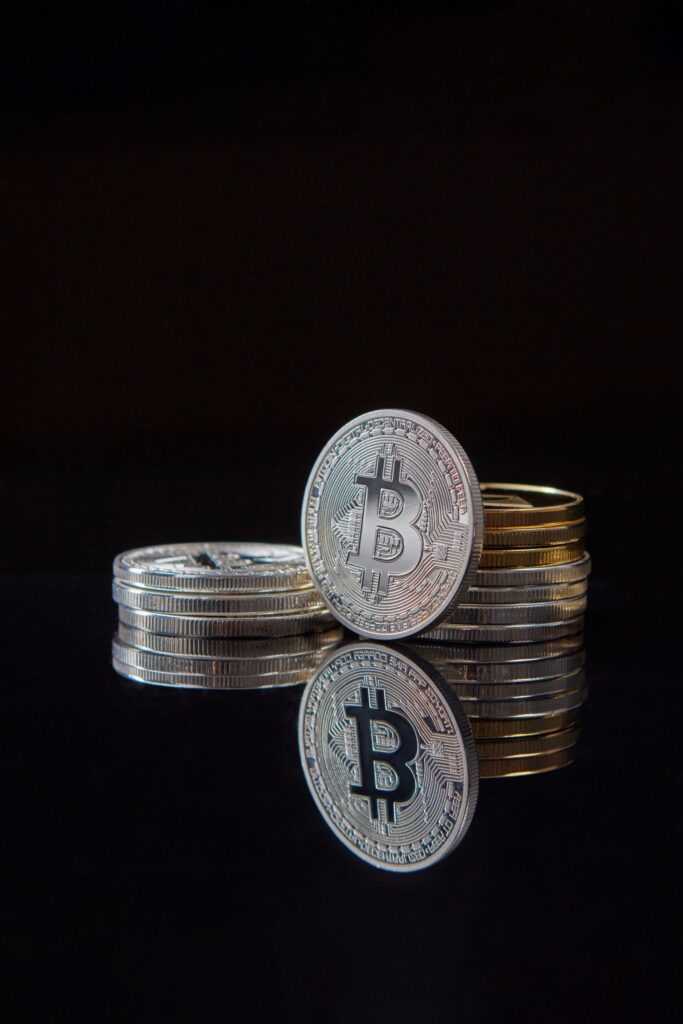 Fysieke symbolische bitcoinmunten — sfeerbeeld