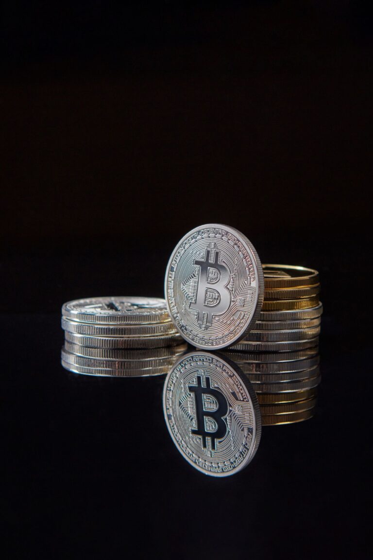 Fysieke symbolische bitcoinmunten — sfeerbeeld