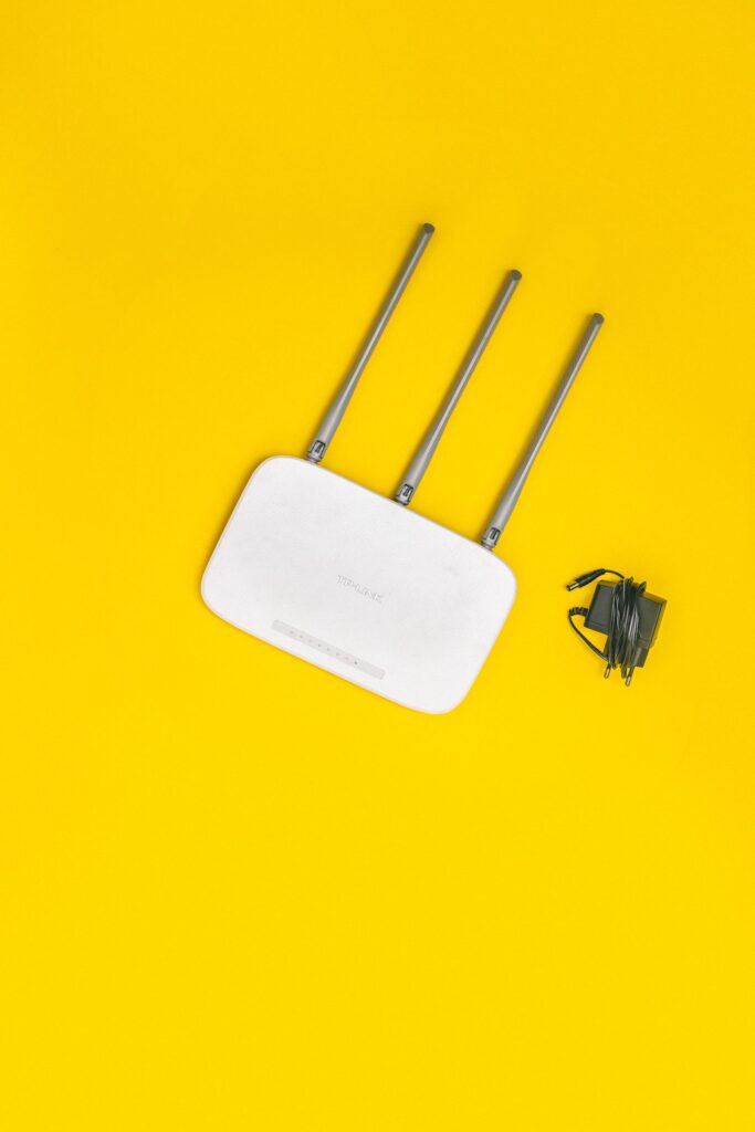 Een witte wifi-router met drie antennes — sfeerbeeld
