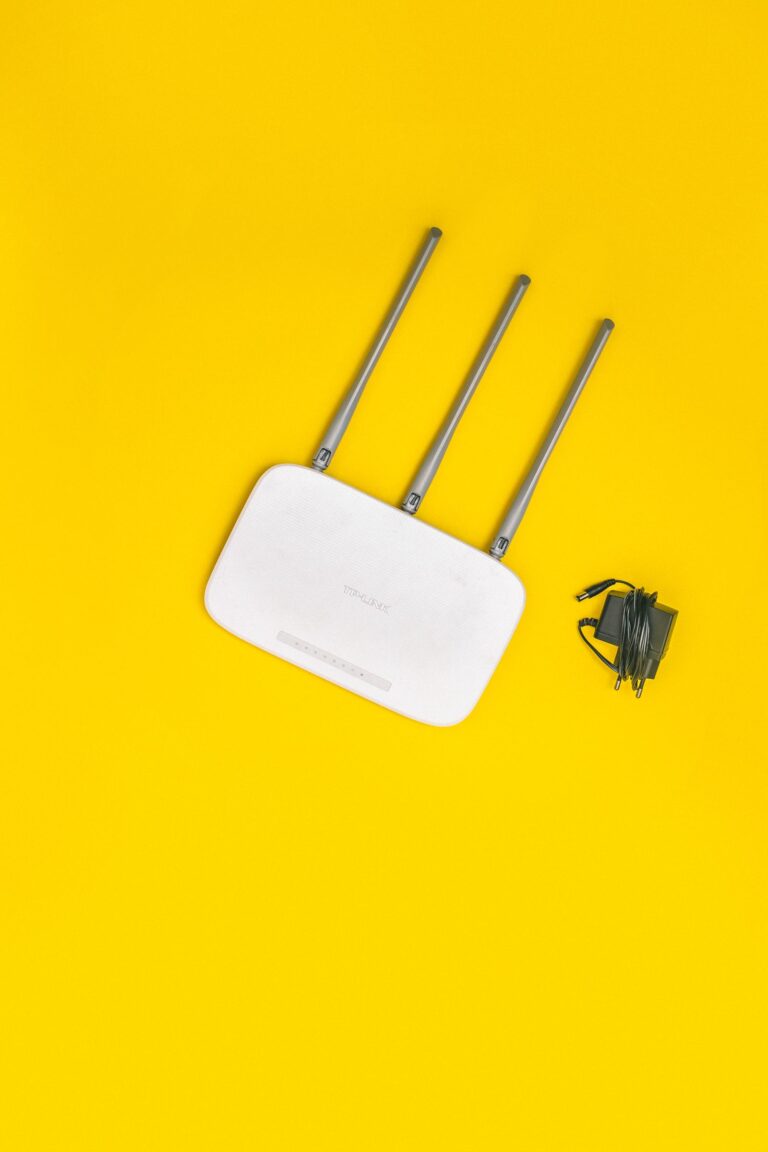 Een witte wifi-router met drie antennes — sfeerbeeld